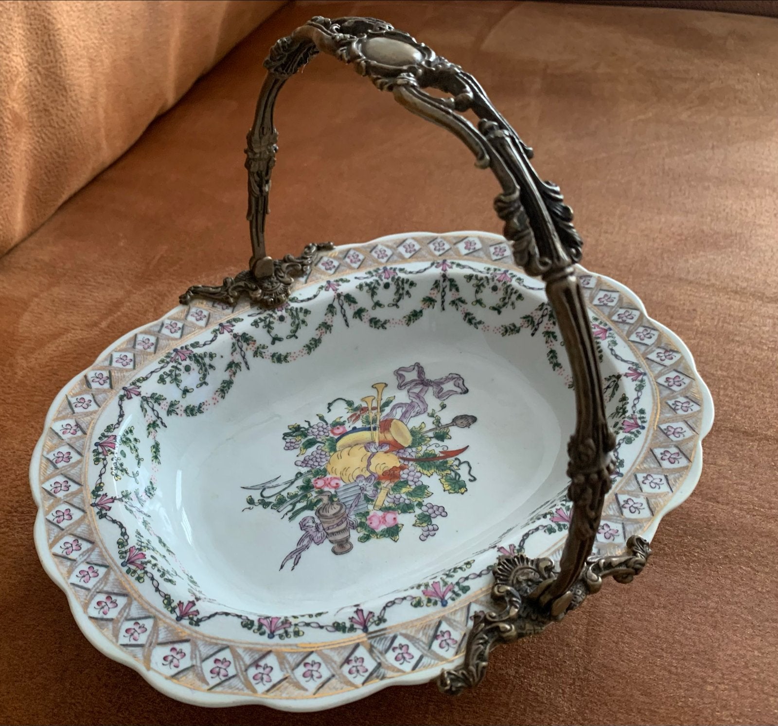 Antiek Porselein Schaal met Bronzen Handvat - Wong Lee 1895, Ophalen of Verzenden