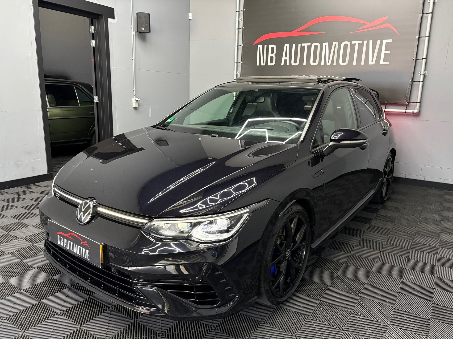 Volkswagen Golf 8 2.0 TSI R 4Motion Akra, Gebruikt, 4 cilinders, 1984 cc, Zwart