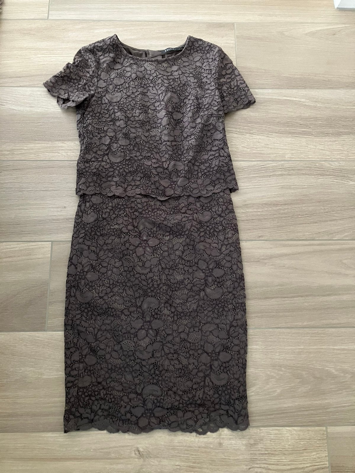 Kanten koker jurk ESPRIT maat 32 taupe bruiloft, Beige, Ophalen of Verzenden, Zo goed als nieuw, Maat 34 (XS) of kleiner