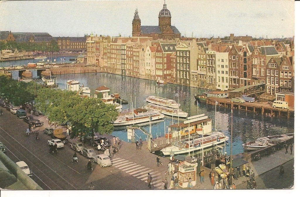 Ansichtkaart Amsterdam Damrak met rondvaartboten, Ophalen of Verzenden, 1960 tot 1980, Ongelopen, Noord-Holland