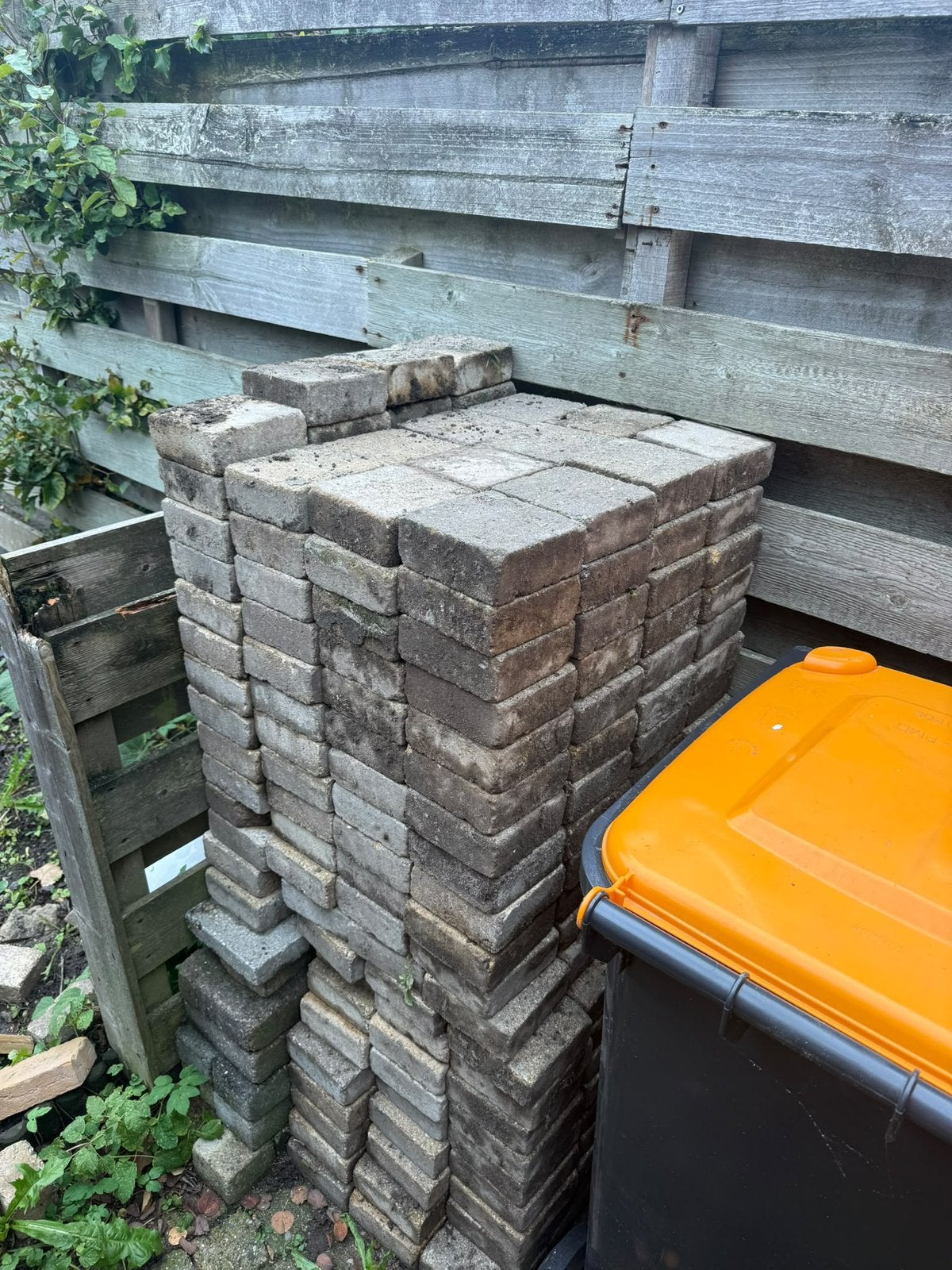300 betonklinkers / stenen 15x15x6 cm – gebruikt, Tuin en Terras, Ophalen, Gebruikt, Klinkers, 5 tot 10 m²