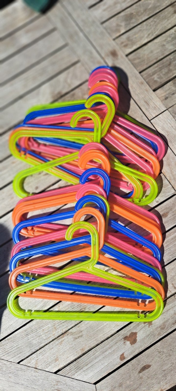 Kleurrijke, stevige plastic kledinghangers 16 stuks, Ophalen of Verzenden, Zo goed als nieuw, Kunststof, Kinderen en Volwassenen