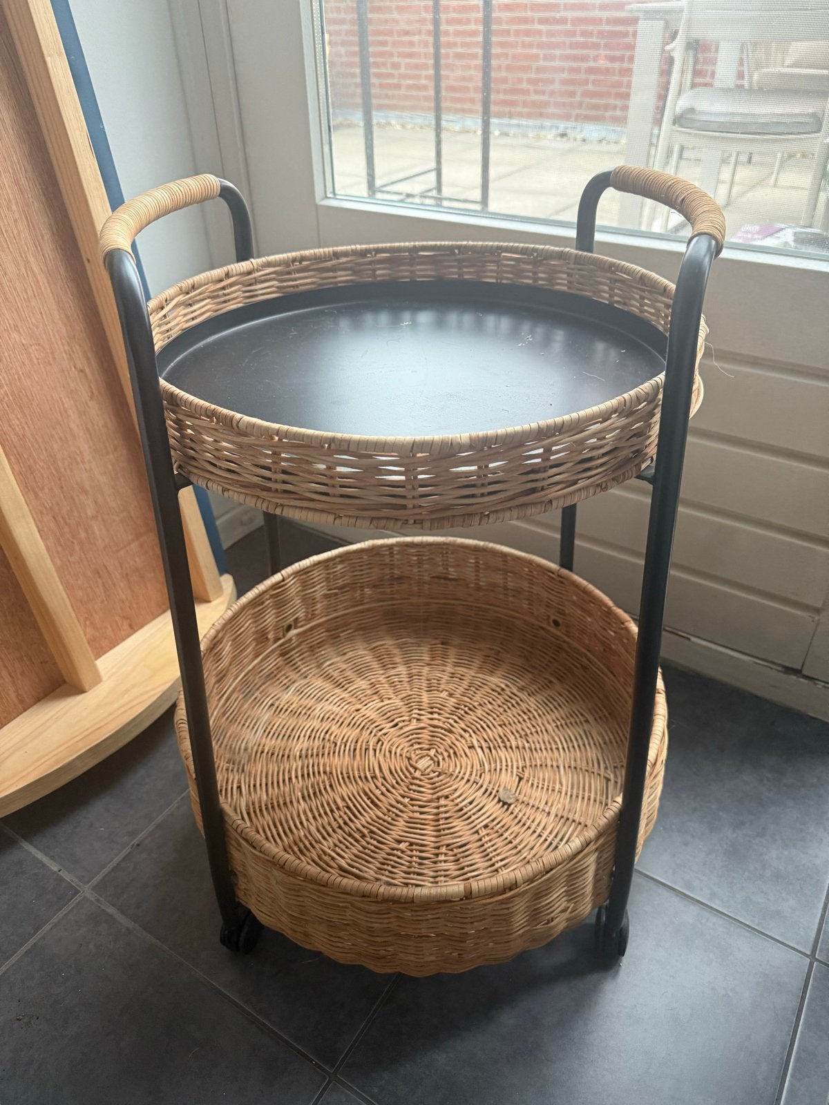 IKEA LUBBAN Roltafel met opbergruimte, rotan/antraciet, Huis en Inrichting, Ophalen, Zo goed als nieuw