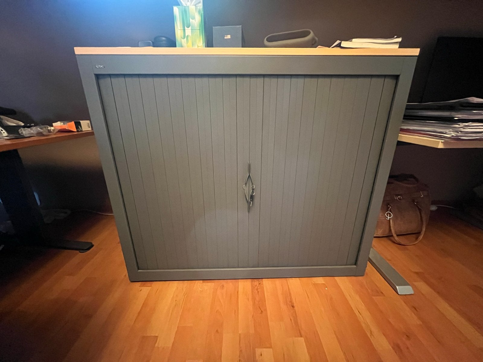 Archiefkast met roldeur en slot - Grijs met houten blad 2x, Huis en Inrichting, Kasten | Roldeurkasten en Archiefkasten, Ophalen