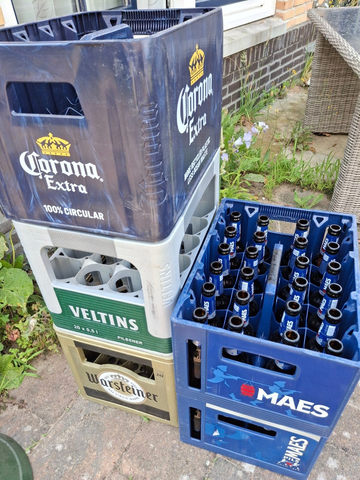 Diverse bierkratten (Corona, Veltins, Warsteiner, Maes), Ophalen, Gebruikt