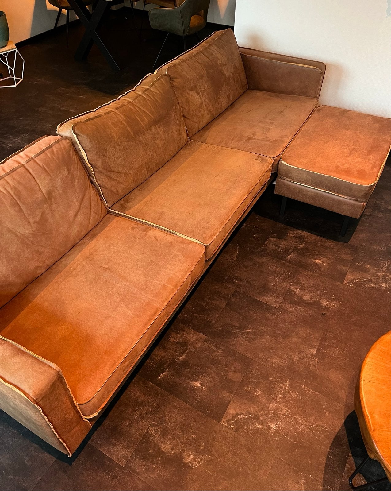 Comfortabele bruine bank met hocker., Ophalen, 250 tot 300 cm, Gebruikt, Driepersoons
