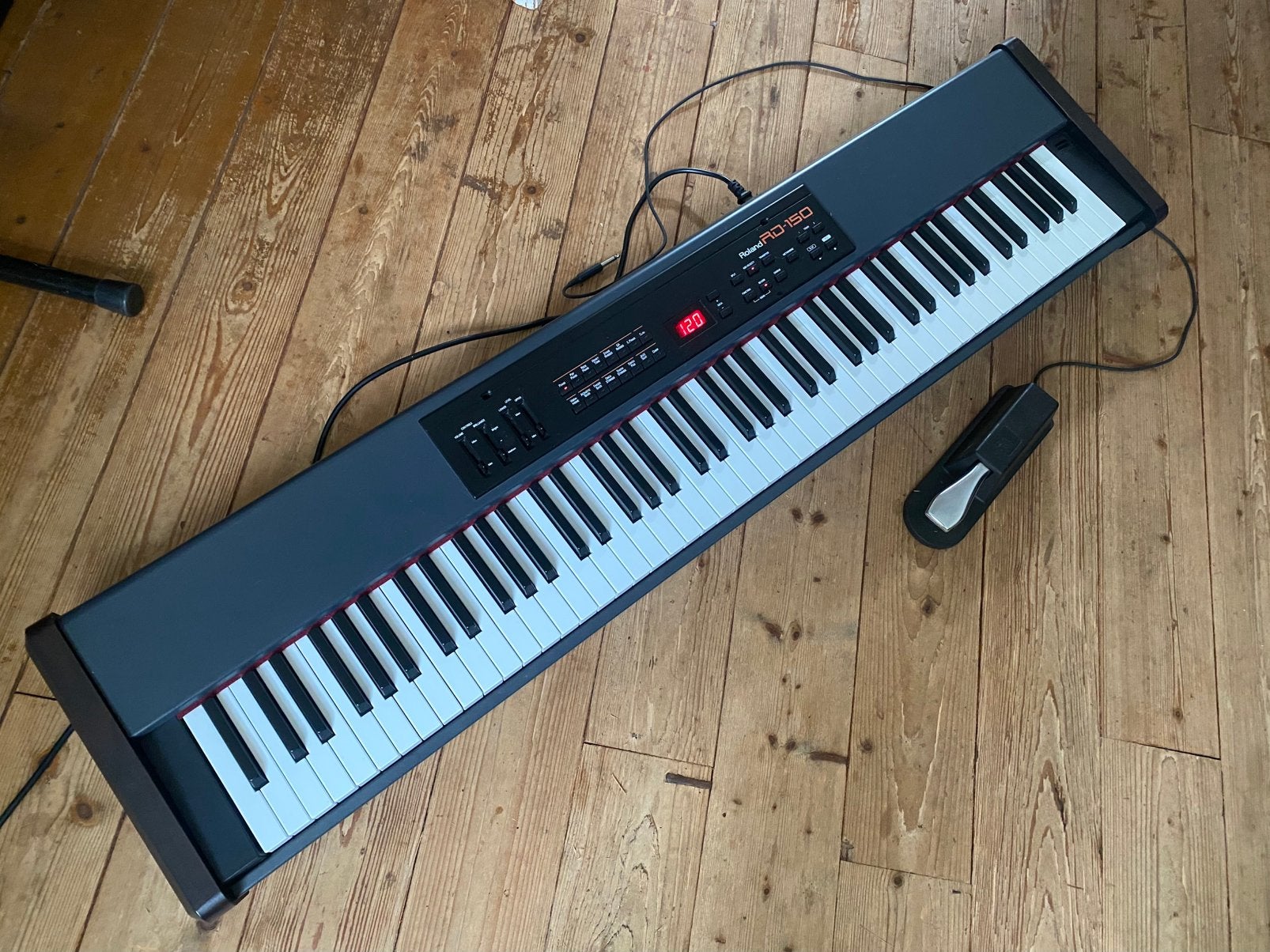 Roland RD-150 elektrische piano 88 gewogen met pedaal, Ophalen, Gebruikt, Zwart