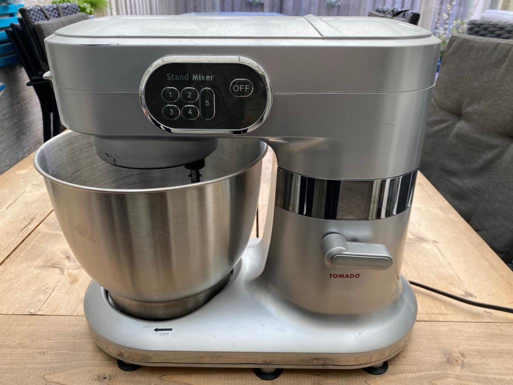 Tomado Standmixer met 3 hulpstukken en mengkom, Witgoed en Apparatuur, Keukenmixers, Zo goed als nieuw, 3 tot 4 liter, 3 snelheden of meer