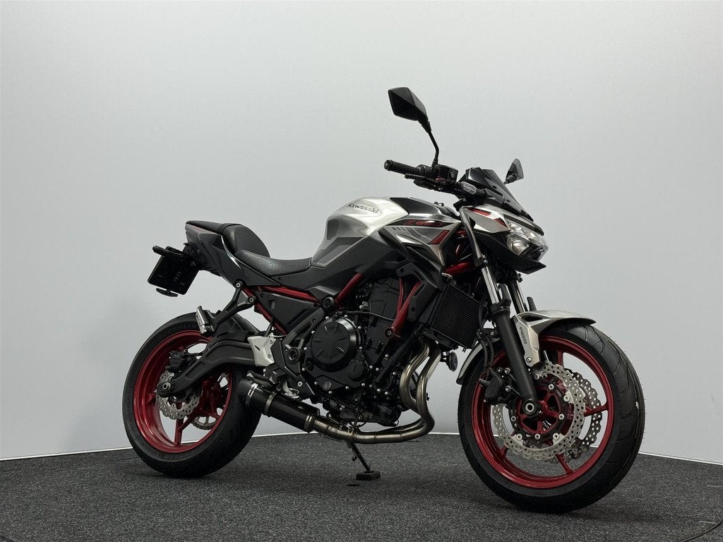 Kawasaki Z650 ABS, Motoren, Motoren | Kawasaki, LED Verlichting, 649 cc, Bedrijf, 12 t/m 35 kW