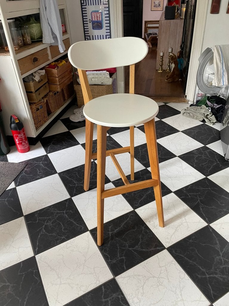 Scandinavische houten barkruk, Huis en Inrichting, Barkrukken, Ophalen, Zo goed als nieuw, Hout, 90 cm of meer
