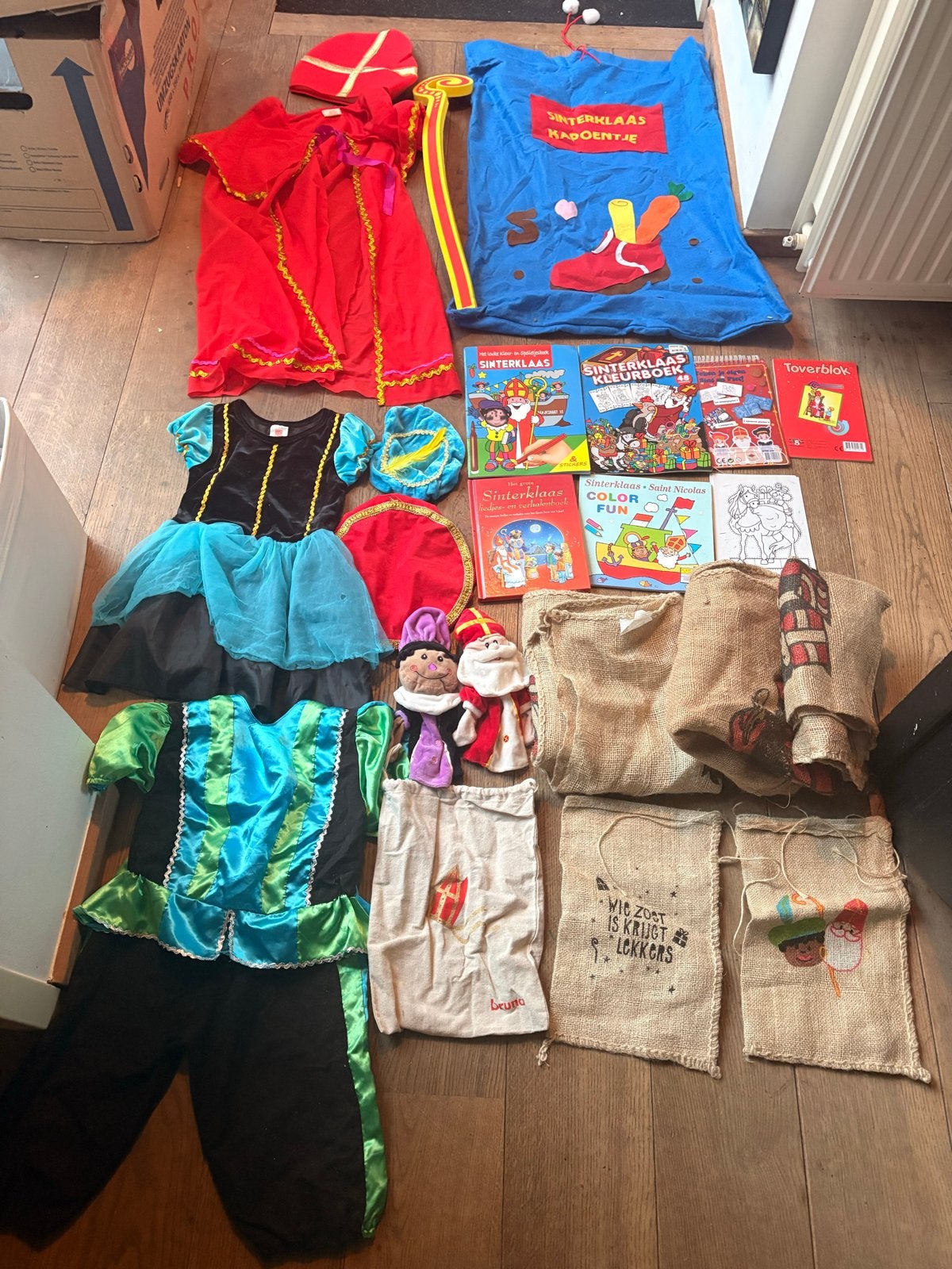 Groot Sinterklaas pakket: kostuums, zakken, boeken en meer!, Ophalen of Verzenden, Gebruikt, Kostuum, Kerst of Sinterklaas