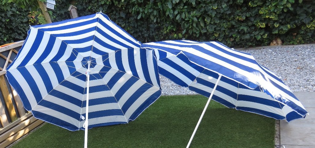 2 nieuwe parasollen blauw/wit, Tuin en Terras, Ophalen, Nieuw, 1 tot 2 meter, Strandparasol