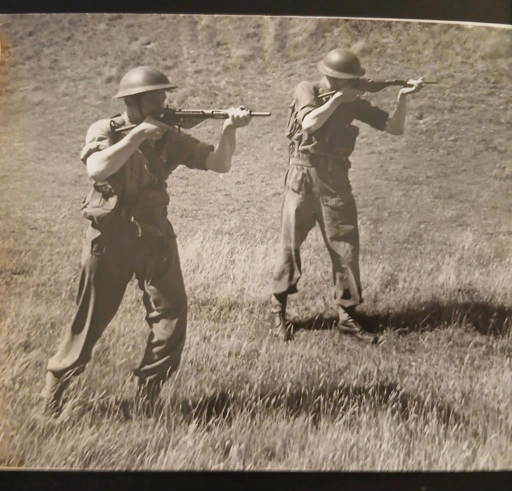 Britse Persfoto Sten Gun Wo2, Verzamelen, Ophalen of Verzenden, Engeland, Embleem of Badge