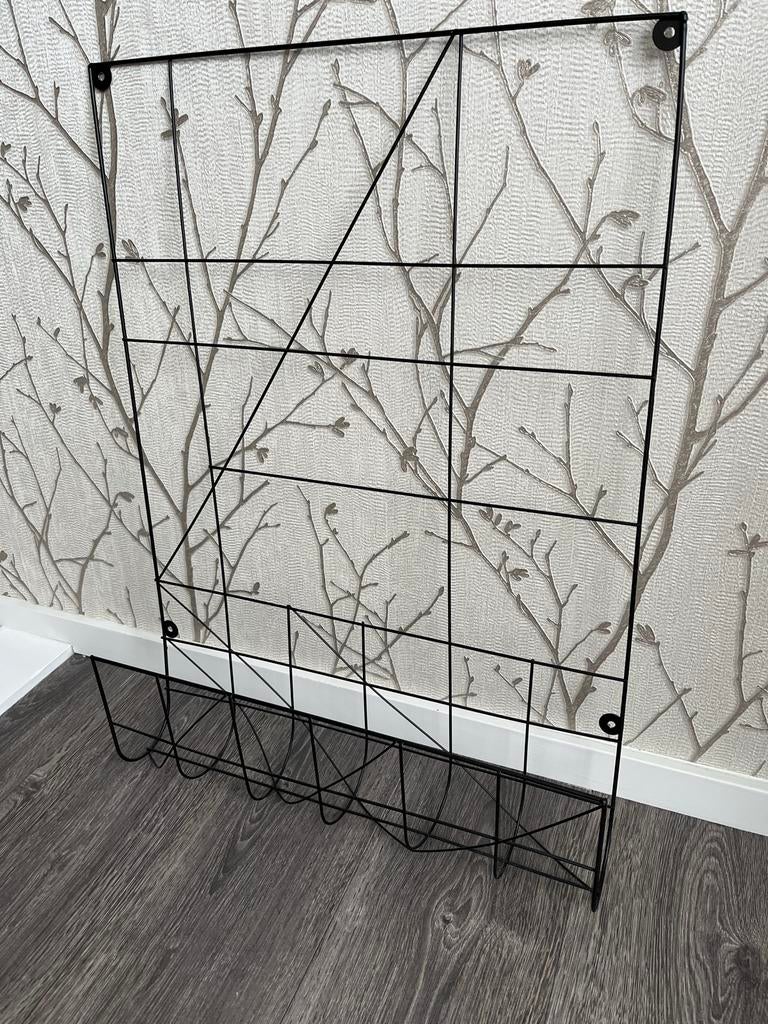 Zwart metalen rasterbord 70x50 cm met opbergvak, Ophalen of Verzenden, Zo goed als nieuw