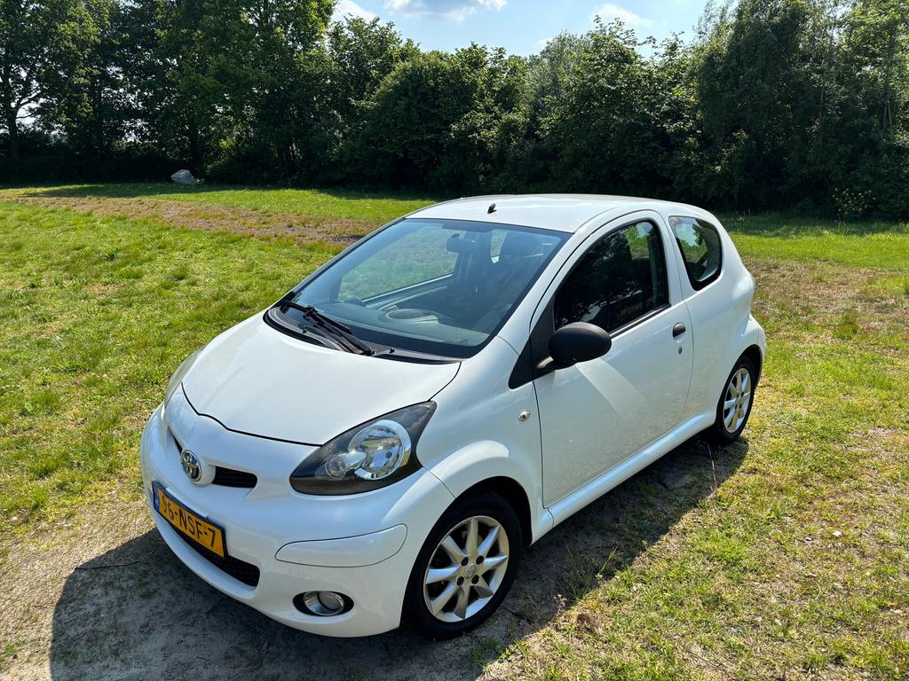 Toyota Aygo 1.0 12V Vvt-i 3DRS MMT 2010 Wit, Auto's, Toyota, Voorwielaandrijving, 4 stoelen, Origineel Nederlands, Handgeschakeld