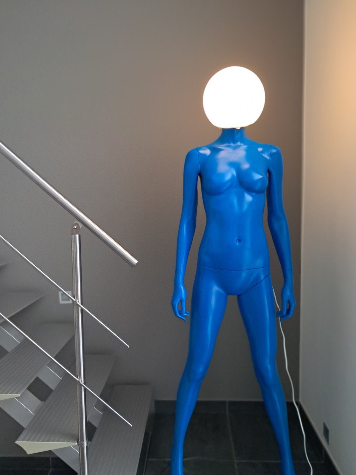 Unieke blauwe paspop lamp met bolvormige kop, Zo goed als nieuw, Glas, 150 tot 200 cm, Modern, Uniek, Design