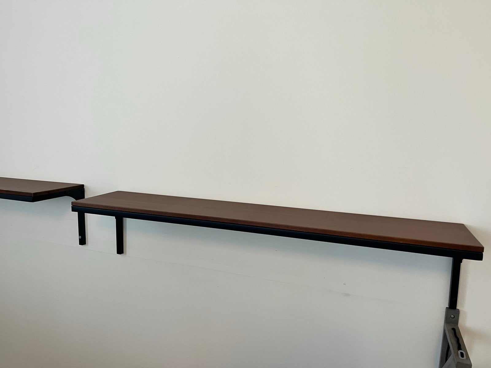 2x IKEA wandplank bruin met zwart metalen beugels, Ophalen, Met plank(en), Zo goed als nieuw, Minder dan 150 cm
