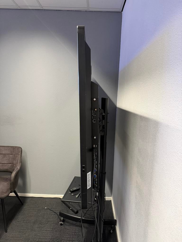 Clevertouch 65 inch touchscreen monitor, Ophalen, Gebruikt, VGA, Touchscreen