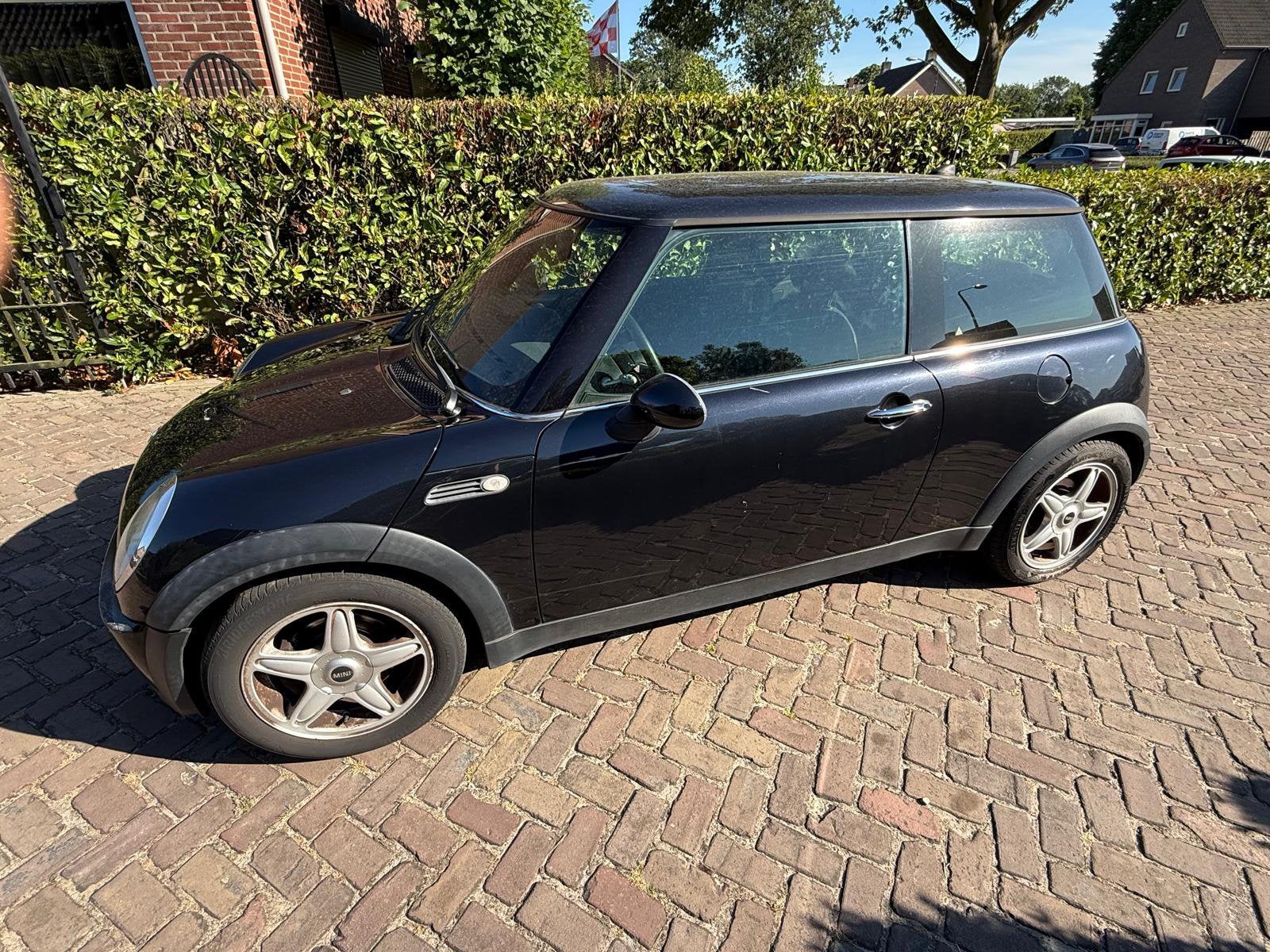 Mini 1.6 16V Cooper 2004 Zwart, Auto's, Voorwielaandrijving, 4 cilinders, 4 stoelen, Zwart