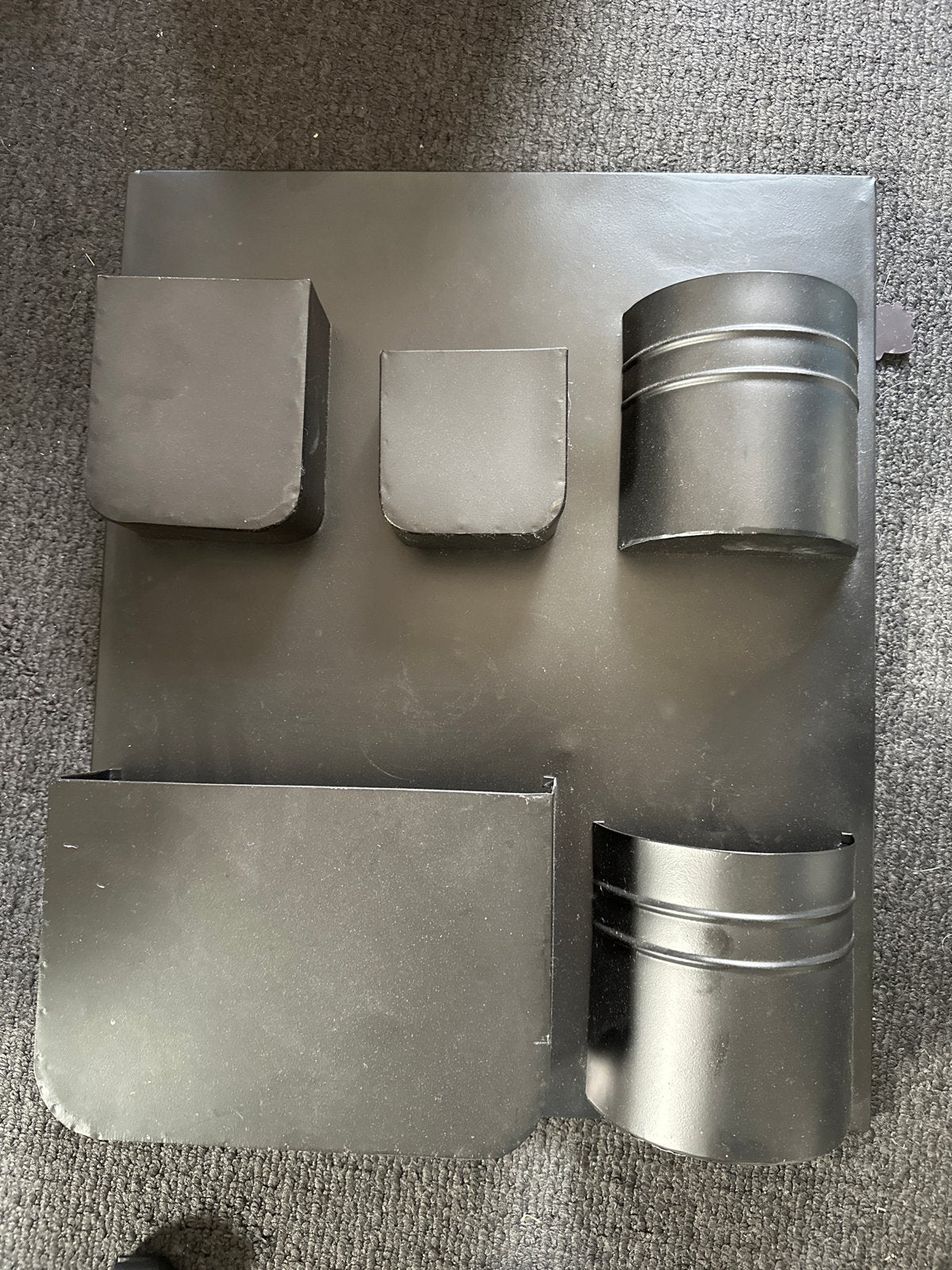 Zwart metalen wandrek met opbergvakken, Ophalen of Verzenden, Metaal, Industrieel, Gebruikt