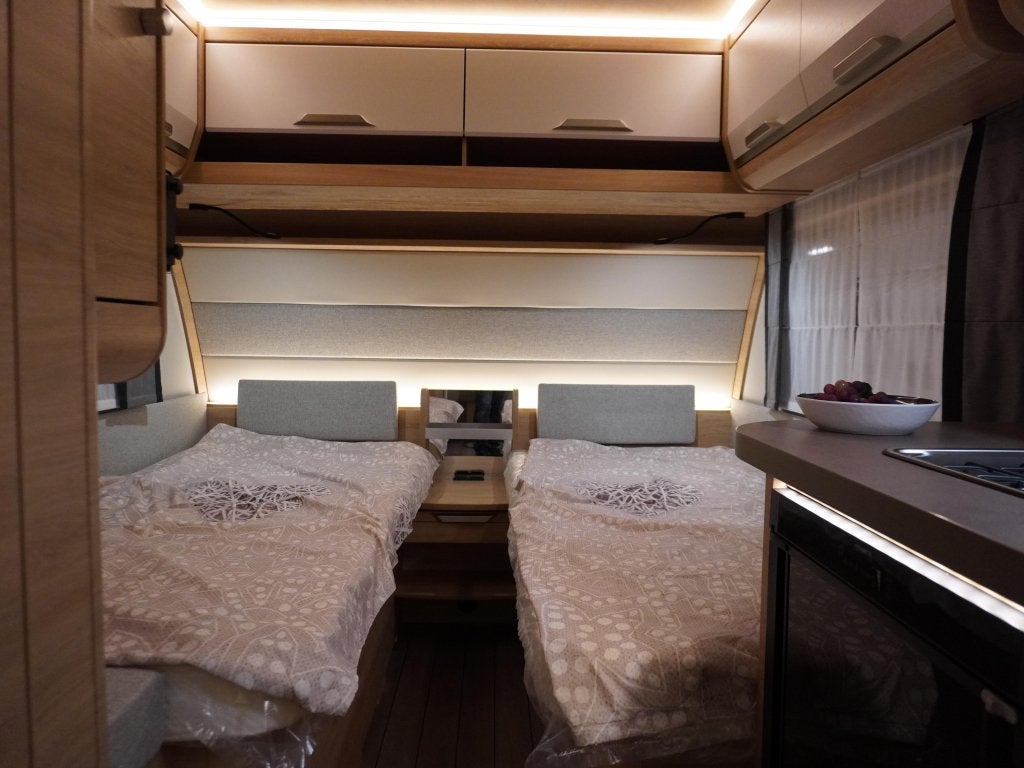 Knaus Sudwind Black Selection 500 EU BED VAN 217CM LANG, Caravans en Kamperen, Caravans, Rondzit, Overige typen, 5 tot 6 meter