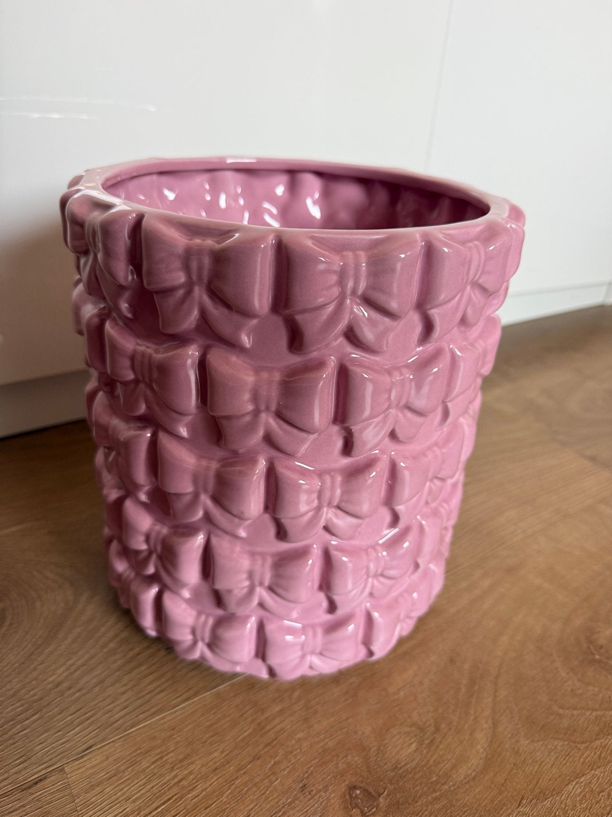 Nieuw Roze Vaas met strikjes kwantum, Huis en Inrichting, Ophalen, Met patroon/structuur, Zo goed als nieuw, Roze