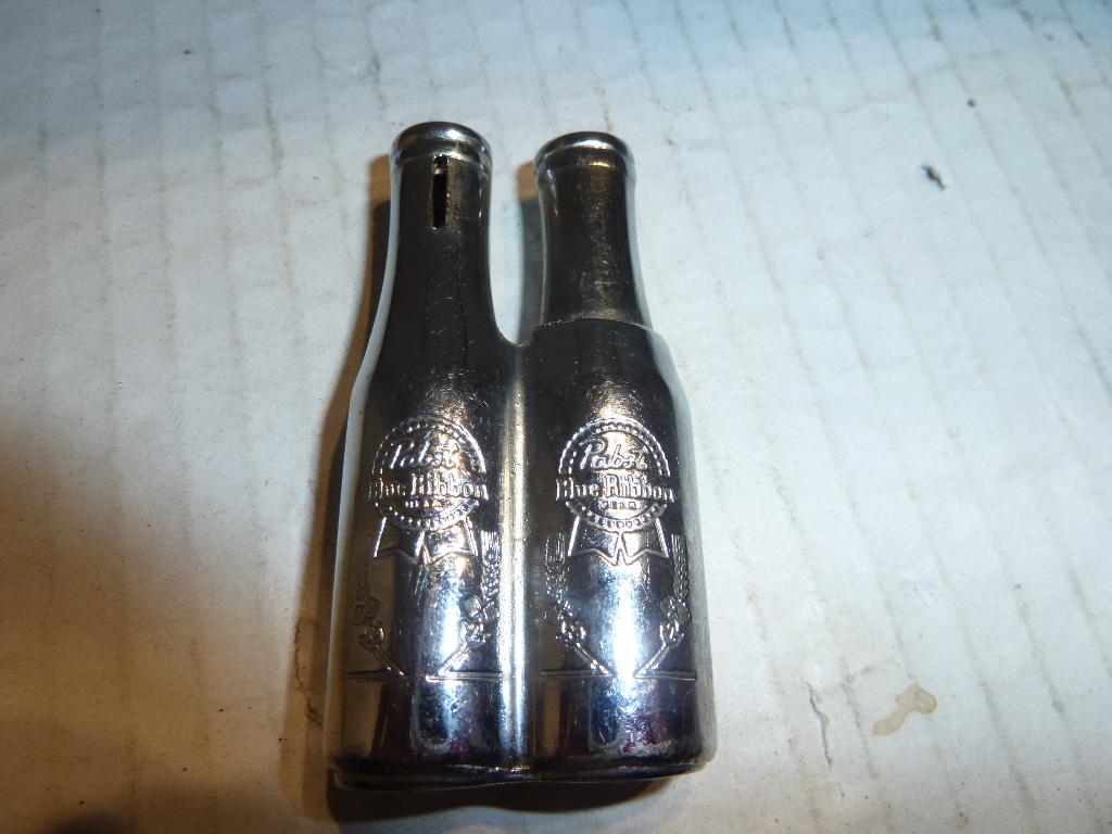 Twee flesjes Pabst Blue ribbon gas aansteker, Verzamelen, Rookartikelen, Aanstekers en Luciferdoosjes, Ophalen of Verzenden, Zo goed als nieuw