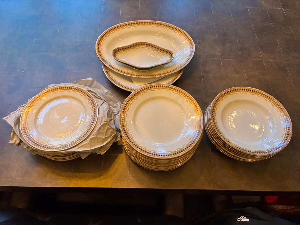 Vintage servies met gouden rand - circa 30 stuks, Ophalen, Gebruikt, Keramiek, Bord(en)