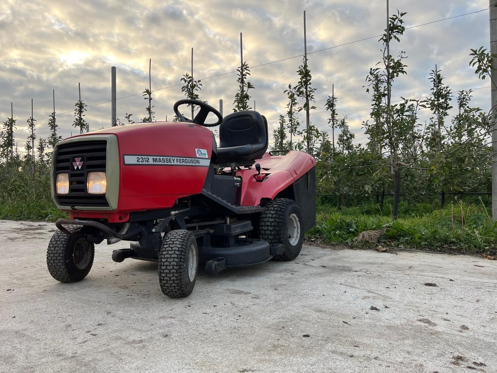 zitmaaier massey ferguson, Tuin en Terras, Cirkelmaaier, Ophalen of Verzenden, Opvangbak, Benzine-grasmaaier