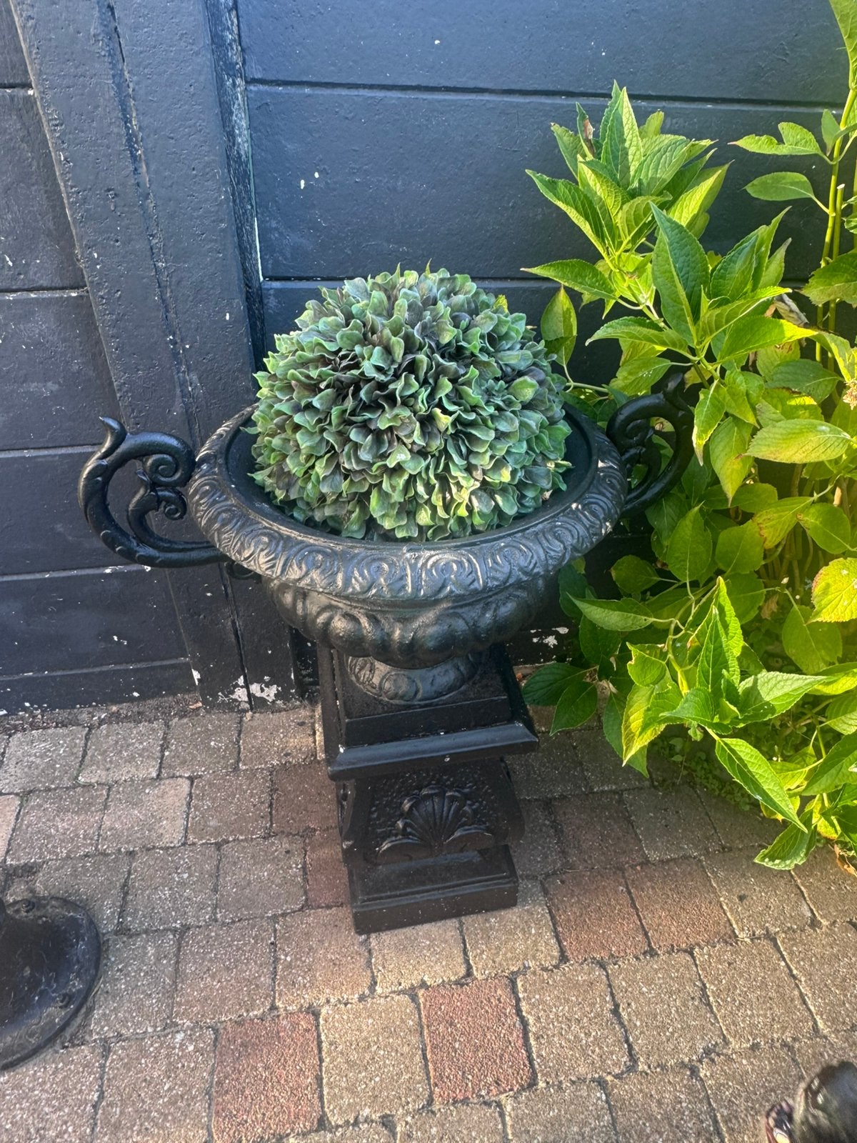 Tuinvaas op zijl gietijzer 2 stuk, Tuin en Terras, Ophalen, Zo goed als nieuw