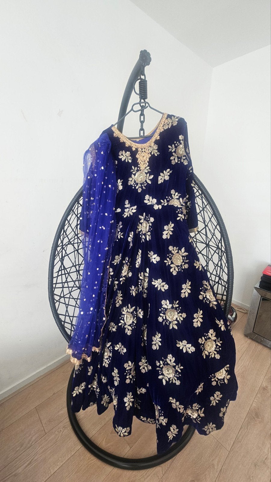 Prachtige blauwe galajurk met gouden borduursels, Kleding | Dames, Galajurk, Blauw, Ophalen, Maat 38/40 (M)