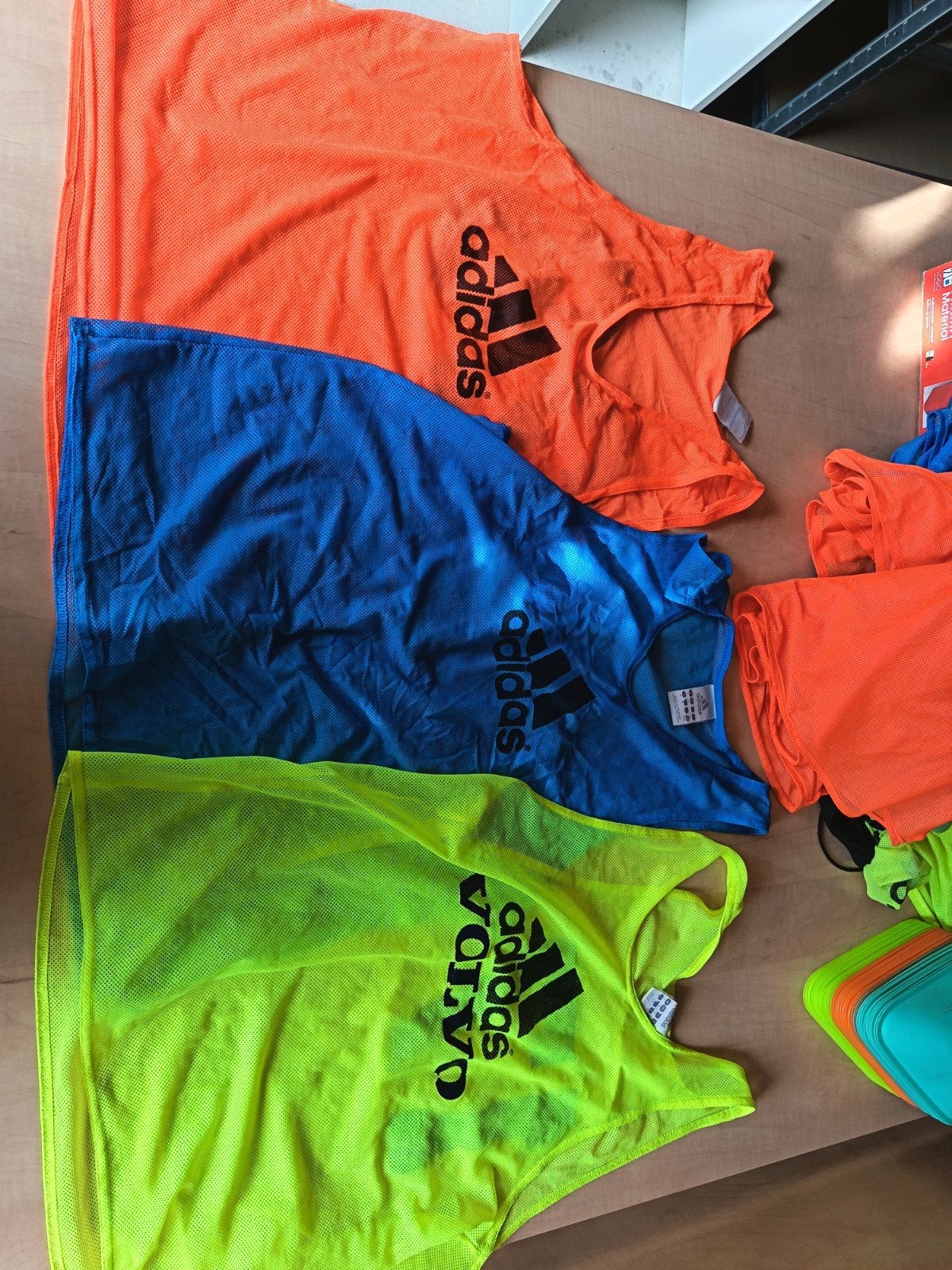 Adidas sporthesjes - Oranje, Blauw, Geel - Diverse maten, Ophalen of Verzenden, Gebruikt