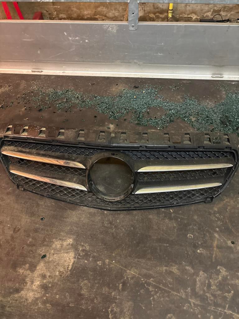 Mercedes-Benz A250 Grille A1768880360, Auto-onderdelen, Gebruikt, Voor, Mercedes-Benz, Ophalen of Verzenden