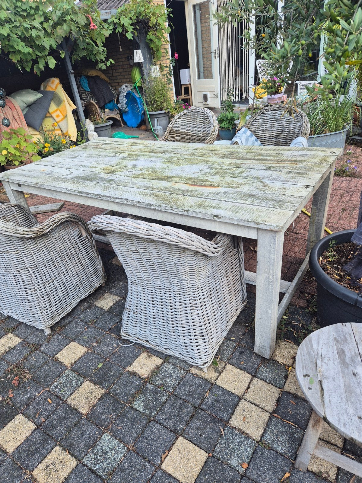 Robuuste houten tuintafel met 4 rieten stoelen, Ophalen, Gebruikt, Rechthoekig, Hout