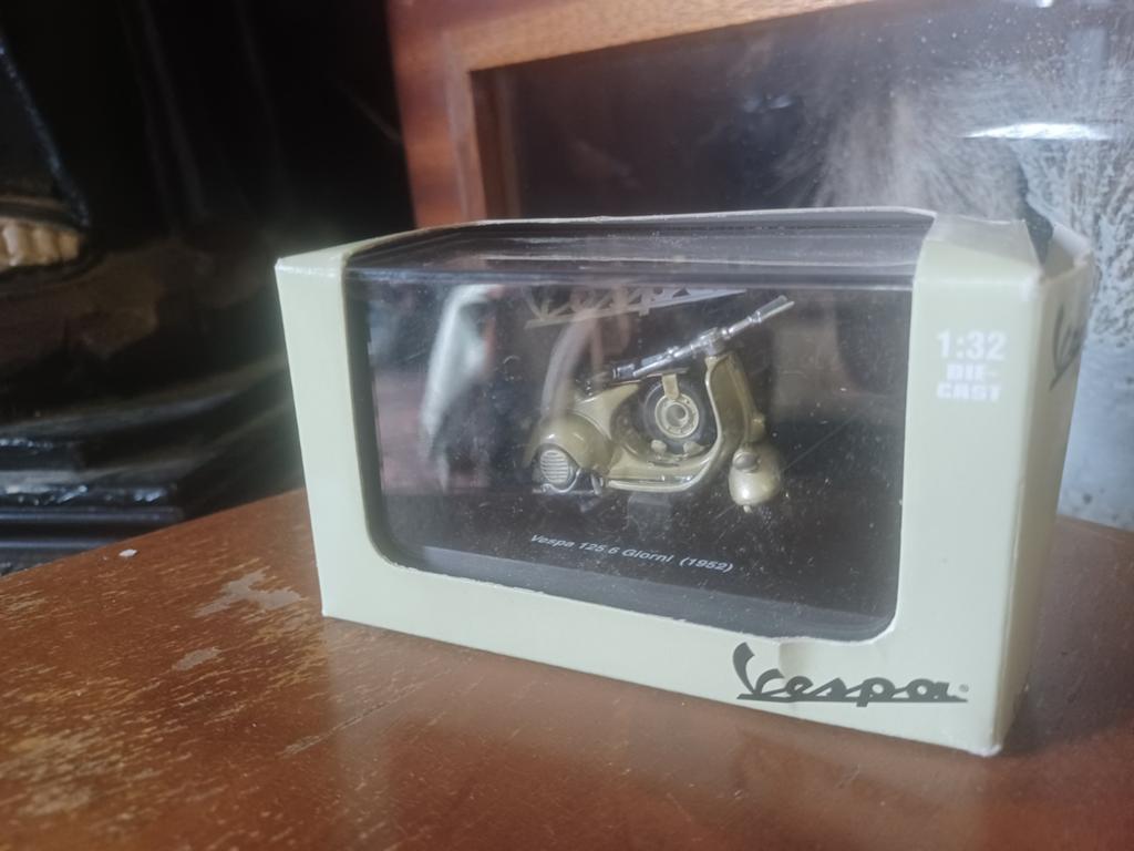 Vespa Miniatuur 1:32 - Vespa 125 G Giorni 1952, Ophalen of Verzenden, Nieuw, Overige typen, Overige merken
