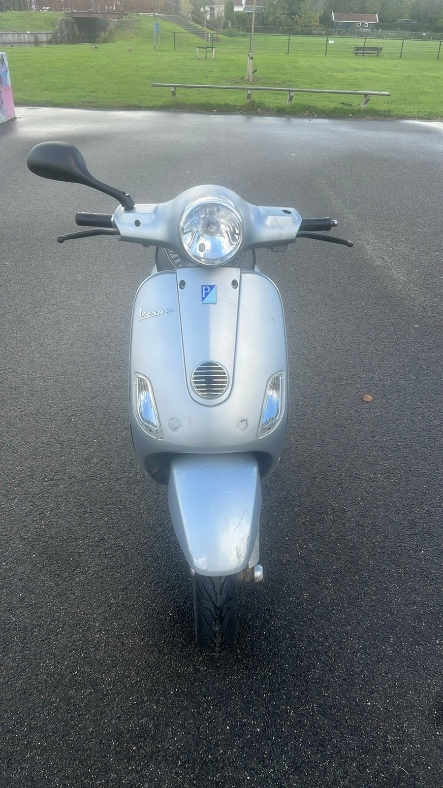 Vespa uit 2012 met lichte schade, rijdt top! Ruilen mogelijk, Fietsen en Brommers, Ophalen of Verzenden, Gebruikt