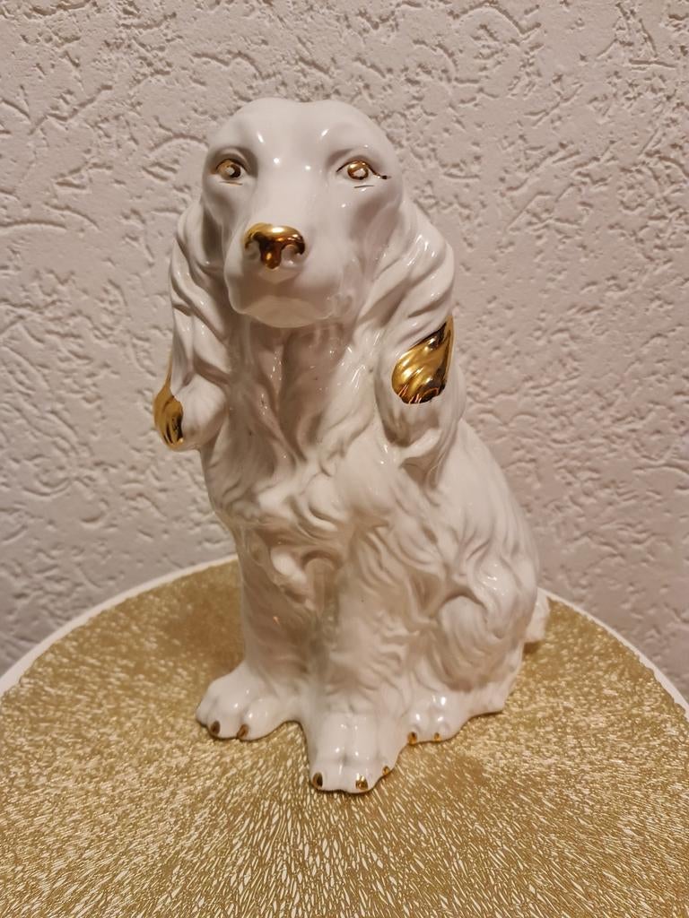 Vintage porseleinen hond beeld, wit met goud accenten, Verzamelen, Beelden en Beeldjes, Ophalen of Verzenden, Zo goed als nieuw