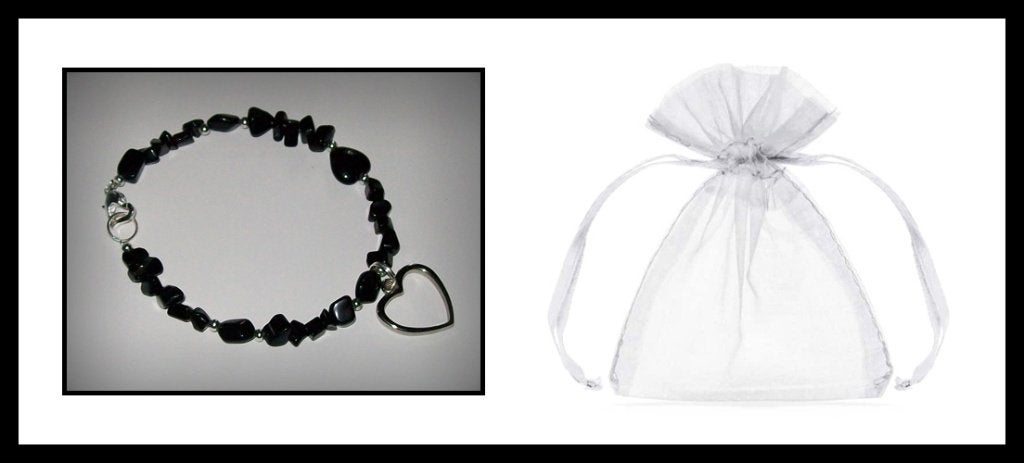 Handgemaakte armband zwarte natuursteentjes met hartjes, Ophalen of Verzenden, Nieuw, Zwart, Met bedels of kralen