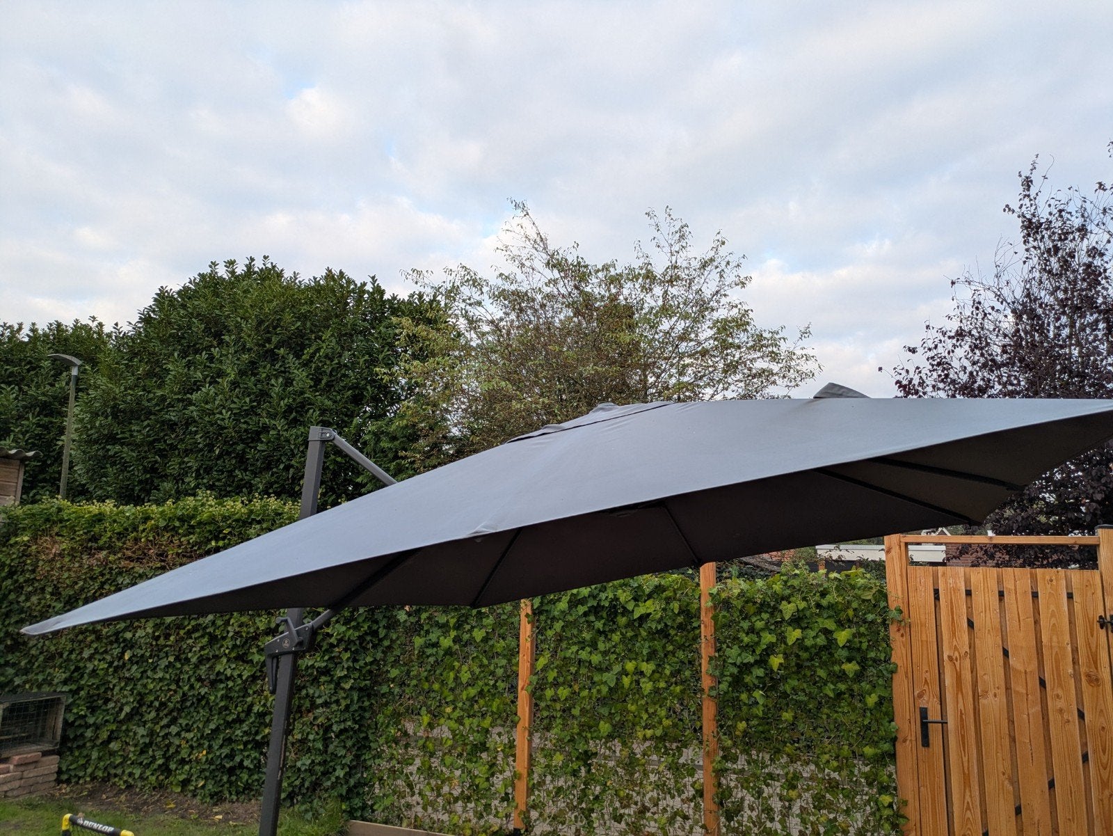 zweefparasol met voet, tegels en hoes, Ophalen, Steen of Klei, Zwart, Zo goed als nieuw