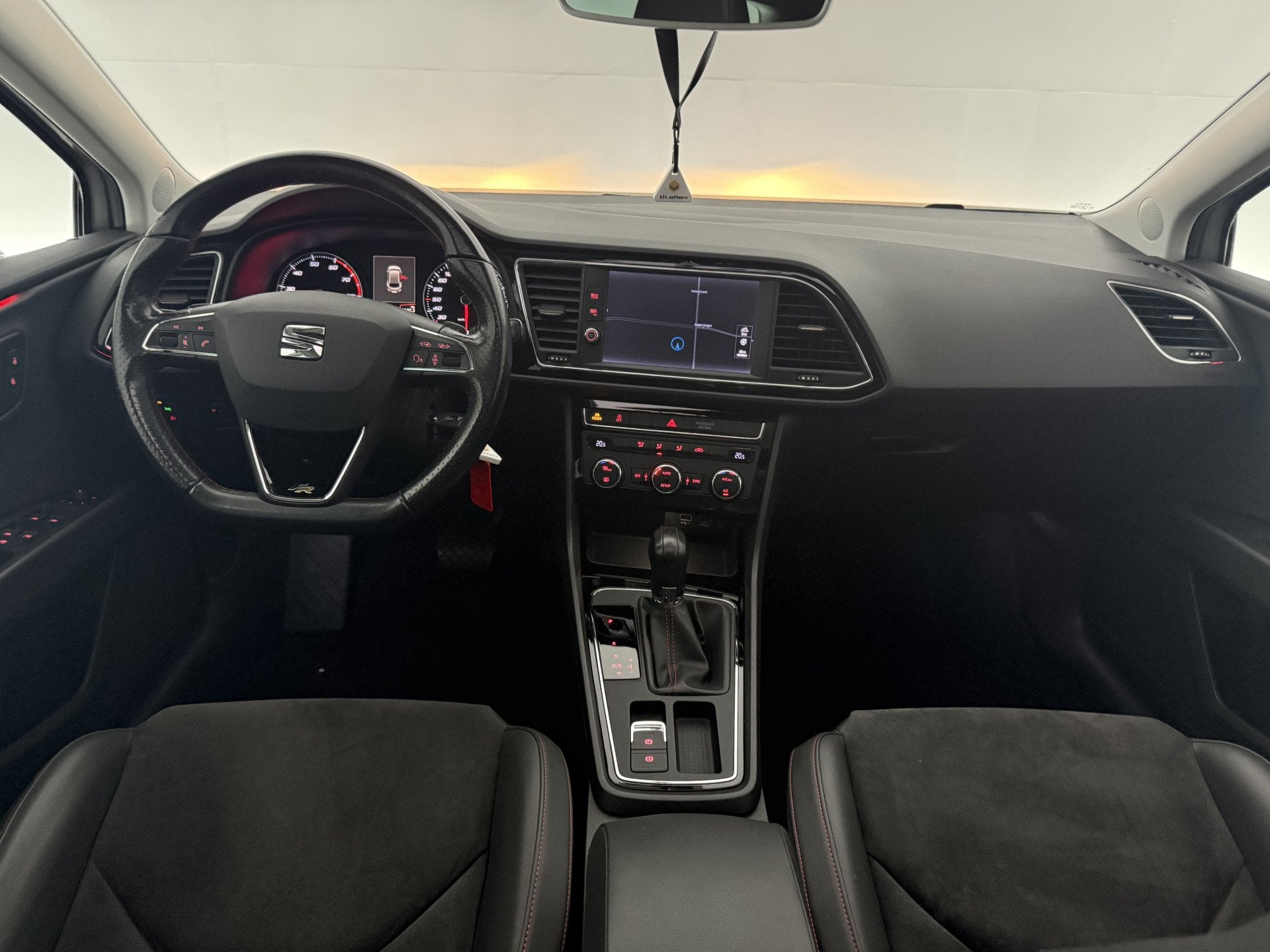 SEAT Leon 1.8 TSI FR Business Intense 180PK | Pano | Sfeer |, Auto's, 1272 kg, Gebruikt, 4 cilinders, Automatische klimaatregeling
