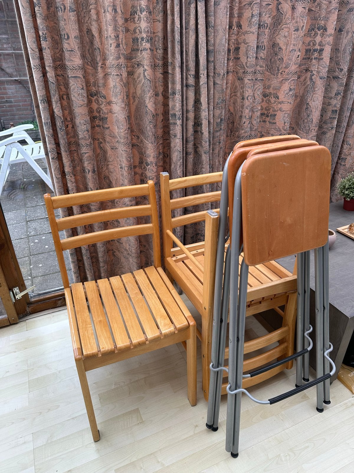 Vier houten stoelen en drie houten krukken, Huis en Inrichting, Gebruikt, Bruin, Ophalen of Verzenden, Vier