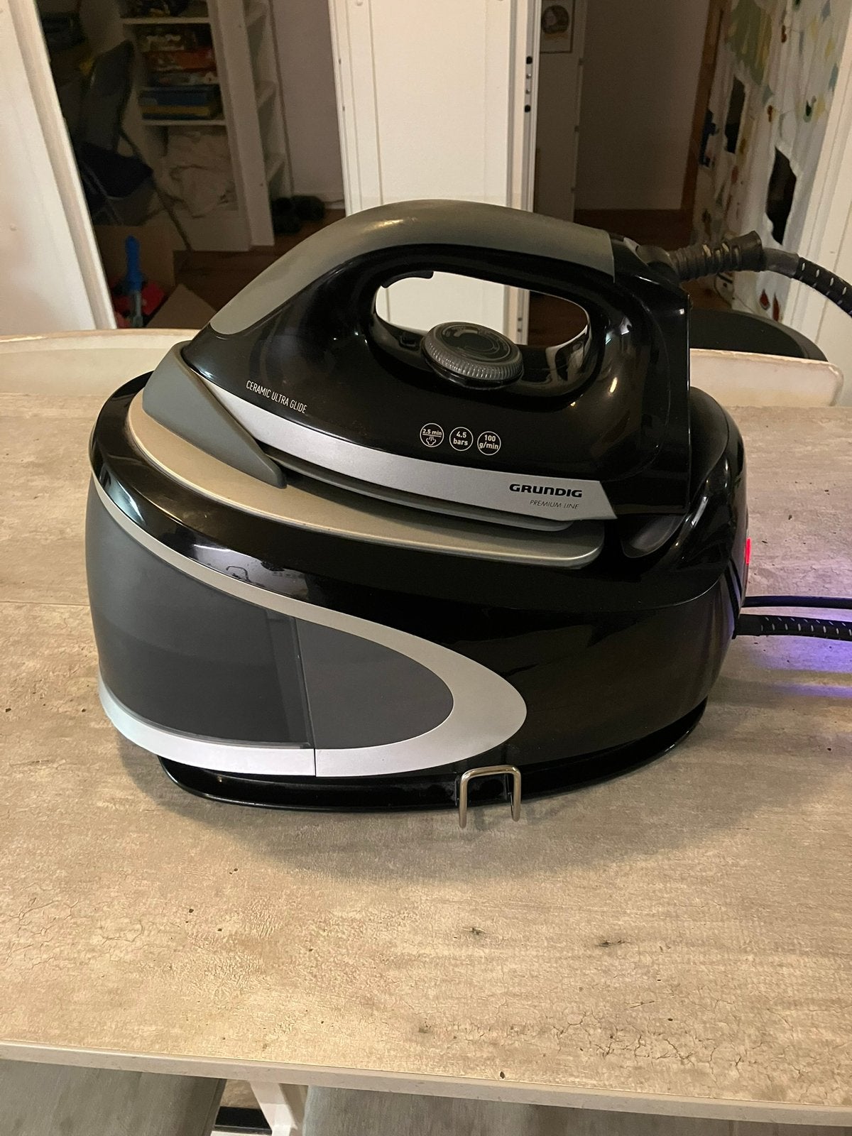 Stoomstrijkijzer Grundig premium line, Ophalen of Verzenden, Zo goed als nieuw, Strijkijzer met snoer