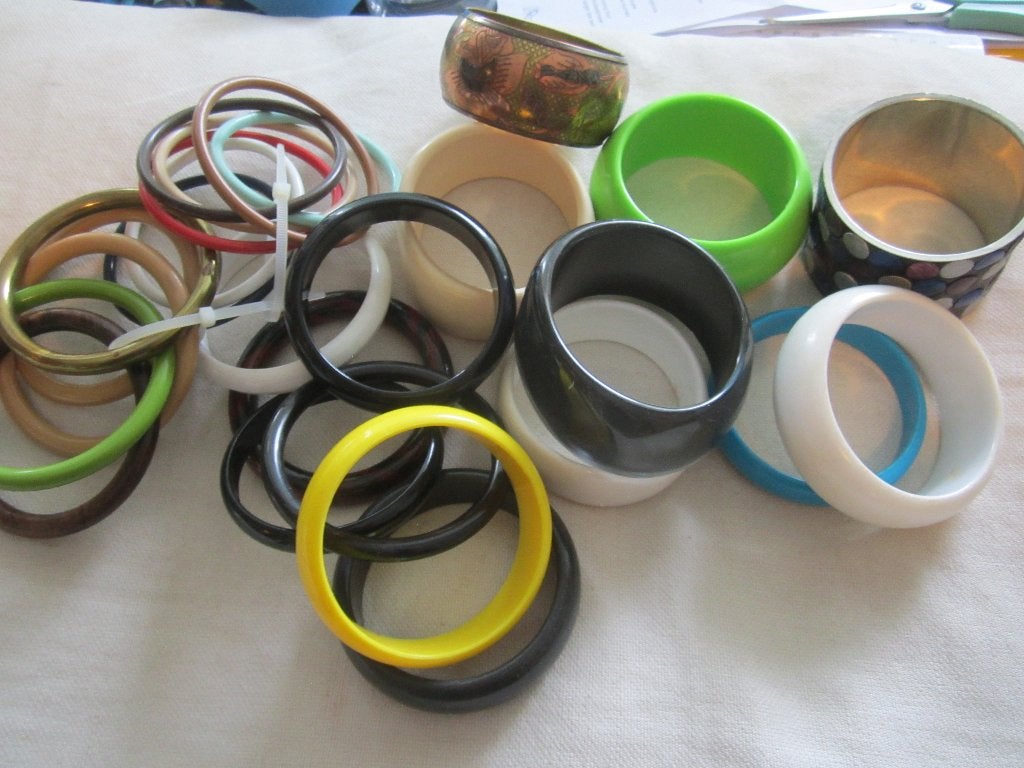 40.  Doos met oude armbanden,  20,00+ de verzendkosten, Sieraden, Tassen en Uiterlijk, Antieke sieraden, Ophalen, Overige materialen