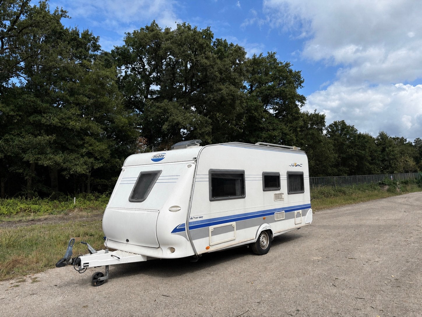 Nette Hobby De Luxe 460 (2003) incl mover, voortent, luifel!, Rondzit, Hobby, Dwarsbed, Particulier