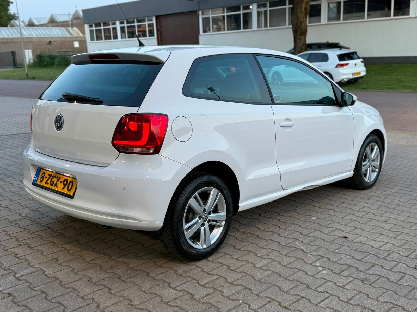 Volkswagen Polo 1,2 2013 Life Xenon Led Velgen Wit Stoelverw, Voorwielaandrijving, Euro 5, Zwart, 1198 cc