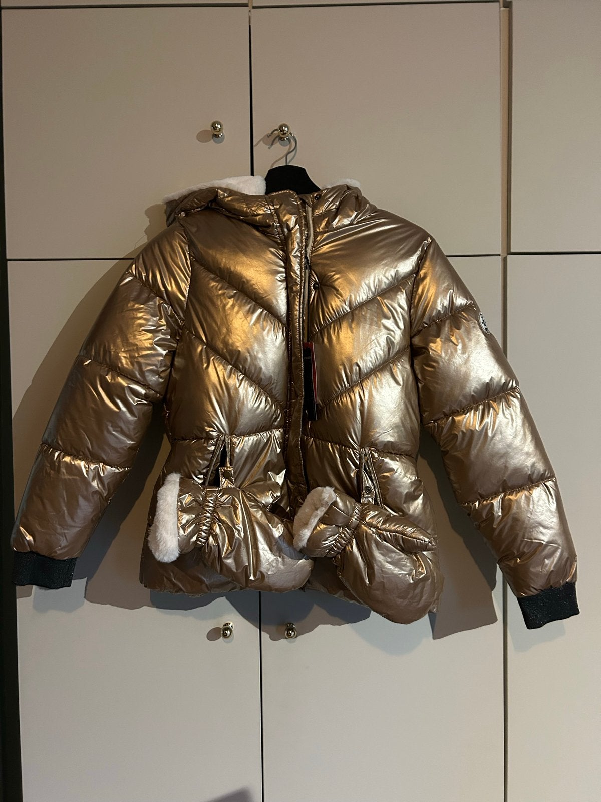 Nieuw: Gouden waterafstotende winterjas met wanten IKKS, Ophalen of Verzenden, Nieuw, Meisje, Jas