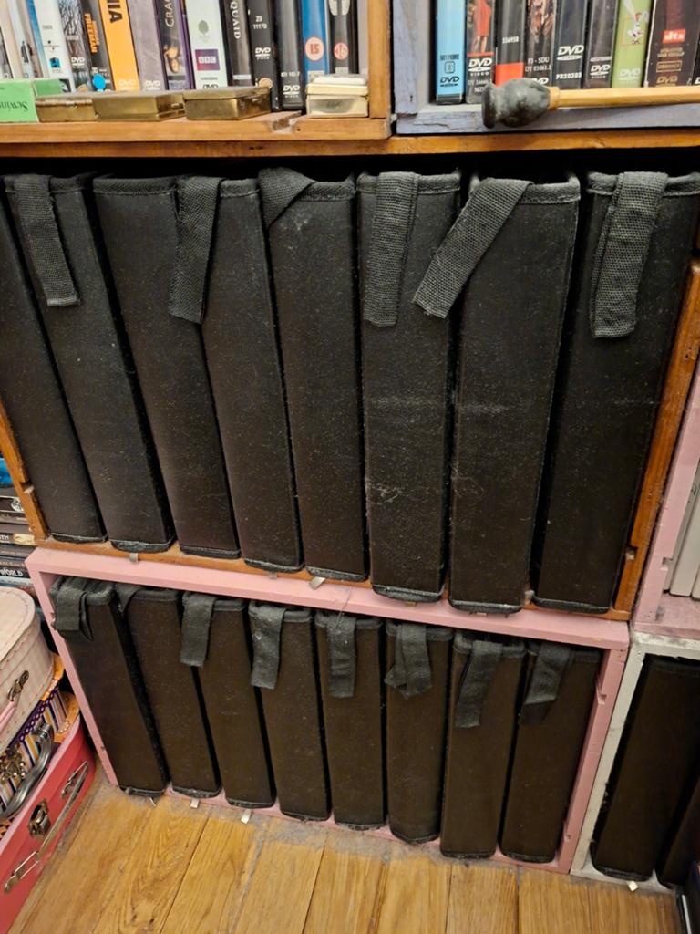 30 mappen/ etuis met DVD's + etiketten., Alle leeftijden, Ophalen, Zo goed als nieuw