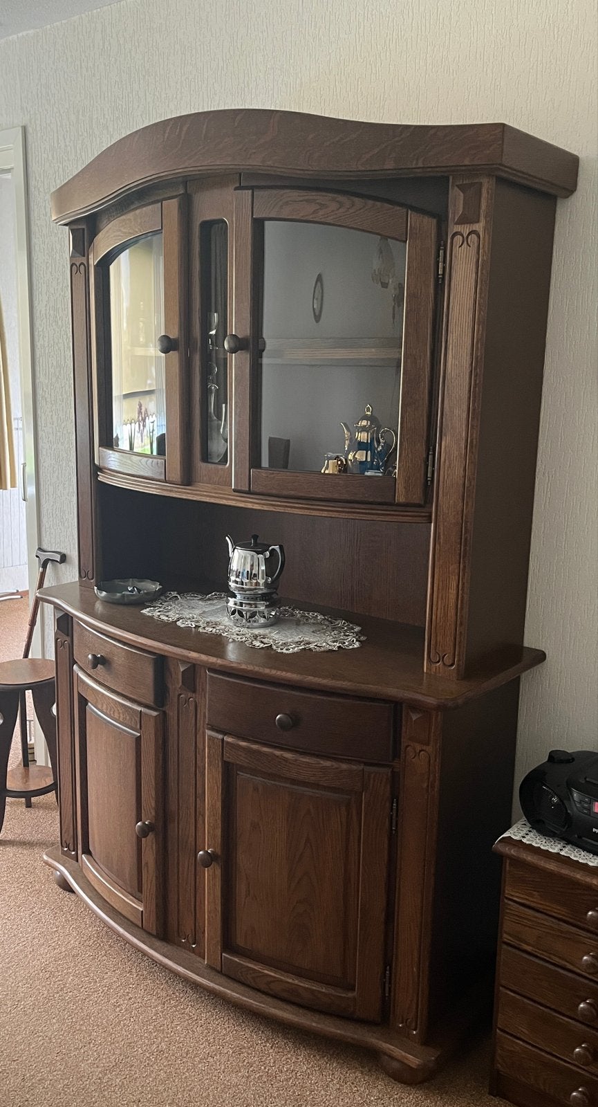 Mooie houten kast met vitrine en opbergruimte, Ophalen