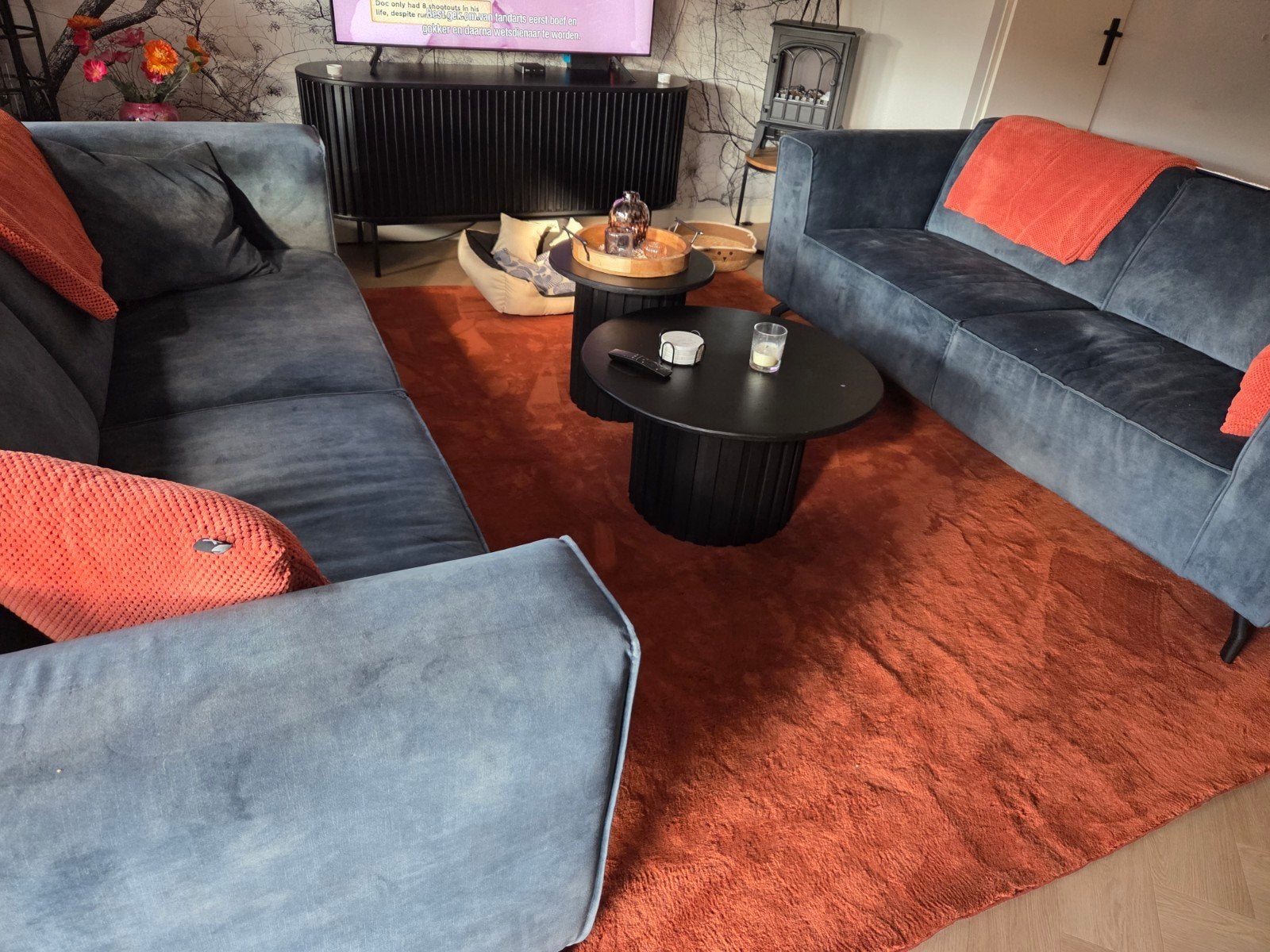 Terracotta vloerkleed 2 plaids 2 kussens., Ophalen, Zo goed als nieuw, Tapijt