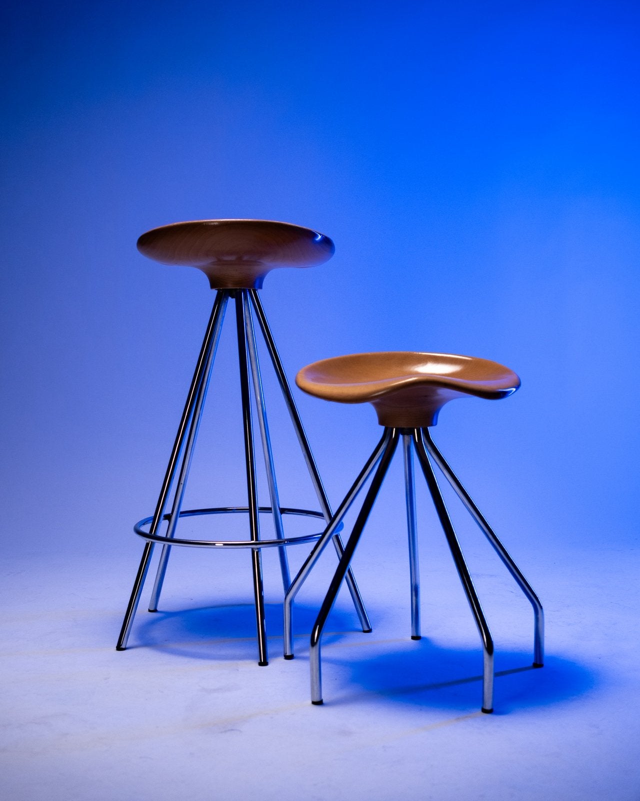 Set van 2 houten design krukken Pepe Cortes, Huis en Inrichting, Barkrukken, Ophalen, Gebruikt, Met voetsteun, 90 cm of meer